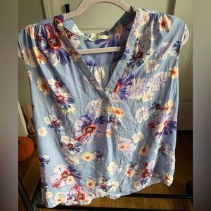 Violet & Claire Floral V-Neck blouse